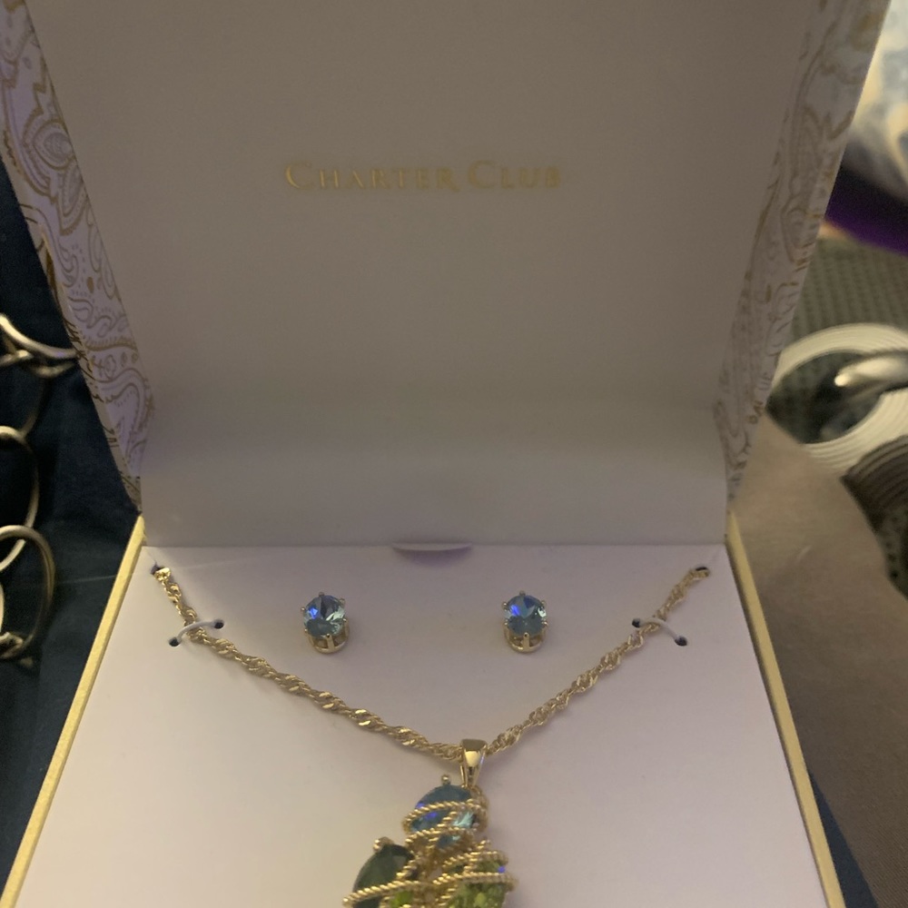 Pendant and earrings set